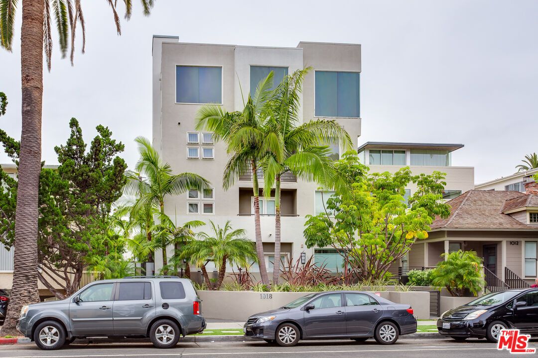 Exterior, Facade, Modern