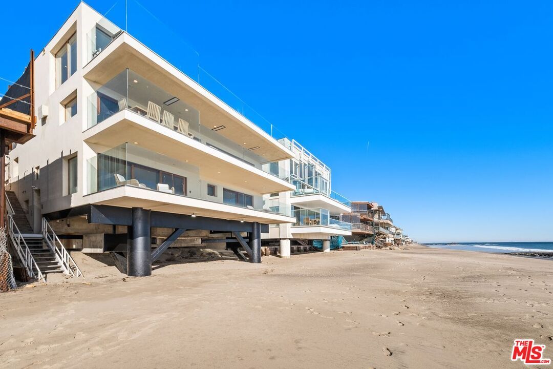 Exterior, Facade, Modern