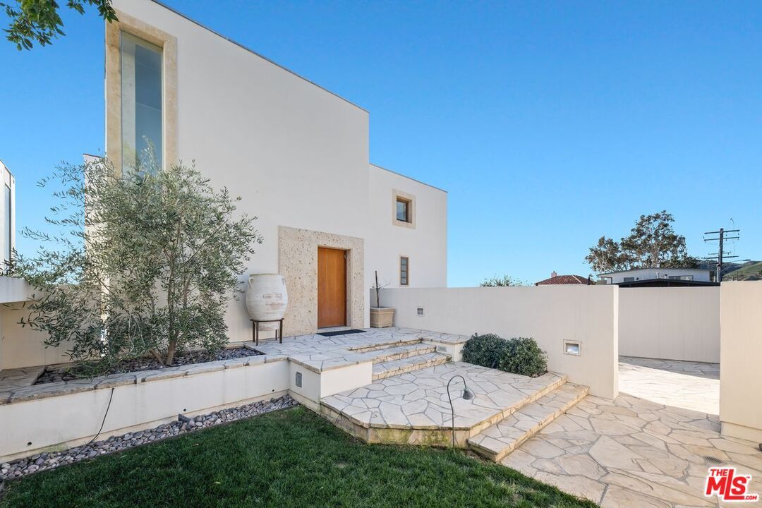 Backyard, Exterior, Facade, Modern