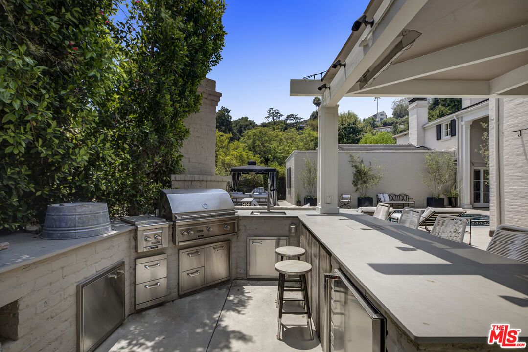 Exterior, Outdoor Kitchen