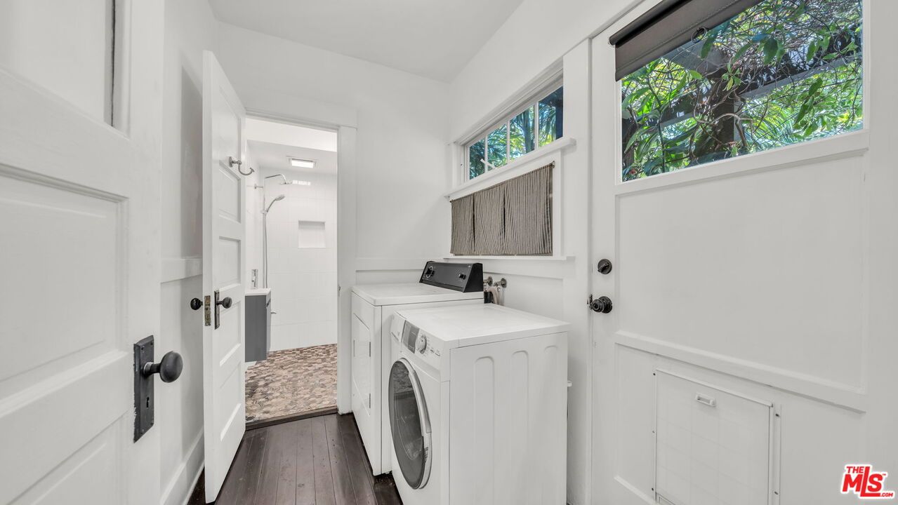 Interior, Washer, Wood Texture Flooring