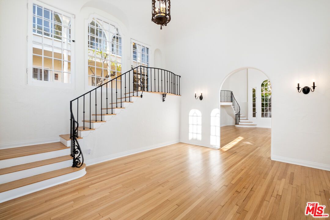 Interior, Pendant Lights, Wood Texture Flooring