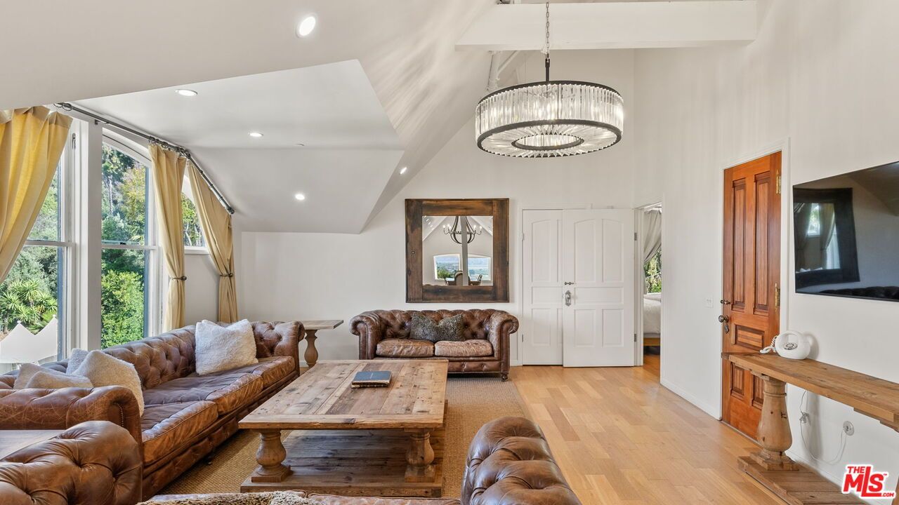 Interior, Living room, Pendant Lights, Recessed Lighting, Wood Texture Flooring