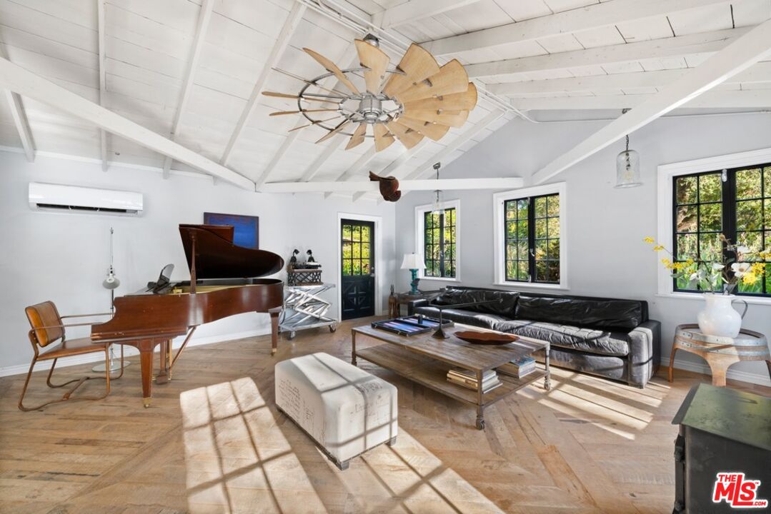Interior, Living room, Pendant Lights, Piano, Wood Texture Flooring