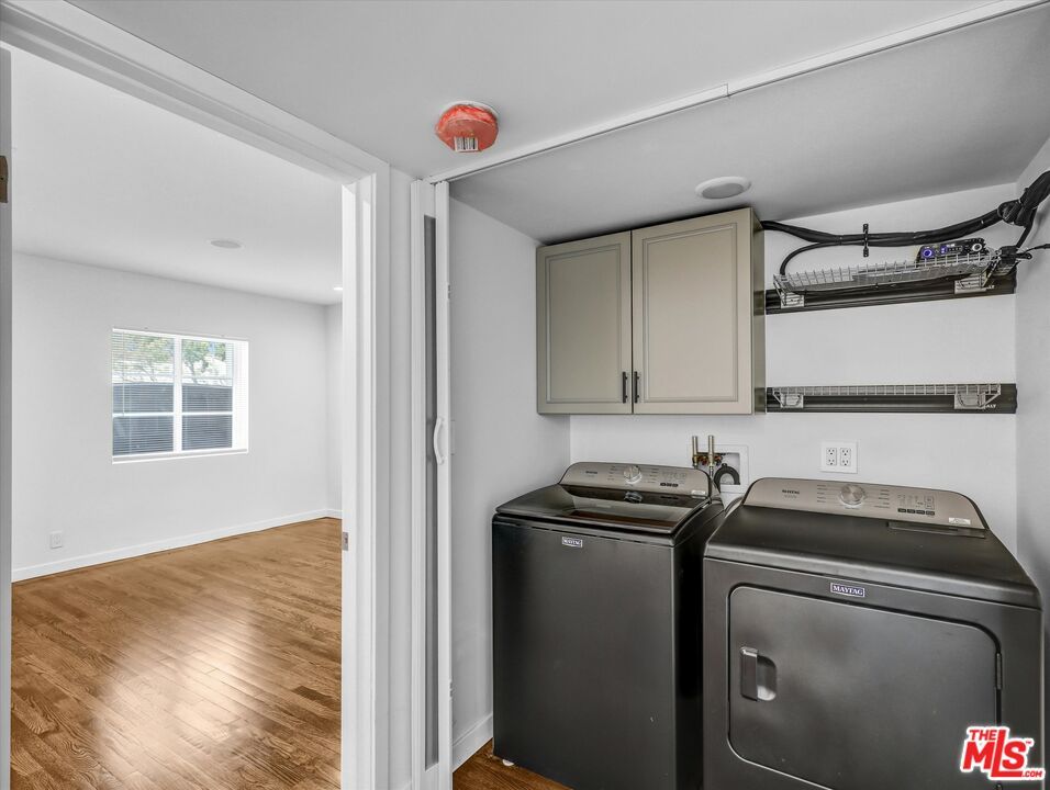 Interior, Recessed Lighting, Washer, Wood Texture Flooring