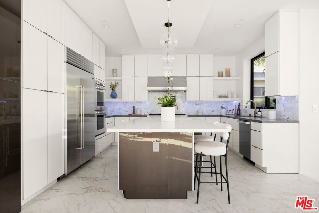 Chandelier, Interior, Kitchen, Marble, Pendant Lights, Recessed Lighting, Stainless Steel Appliances