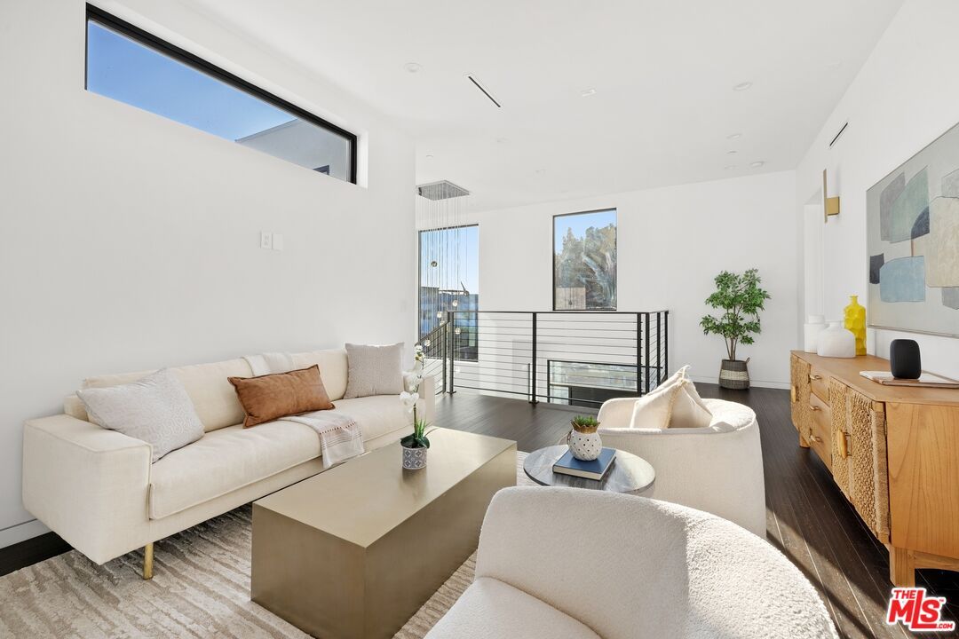 Interior, Living room, Pendant Lights, Recessed Lighting, Wood Texture Flooring