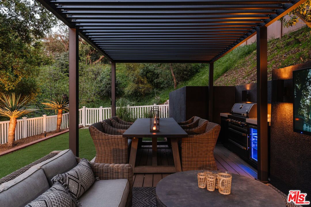 Exterior, Outdoor Kitchen