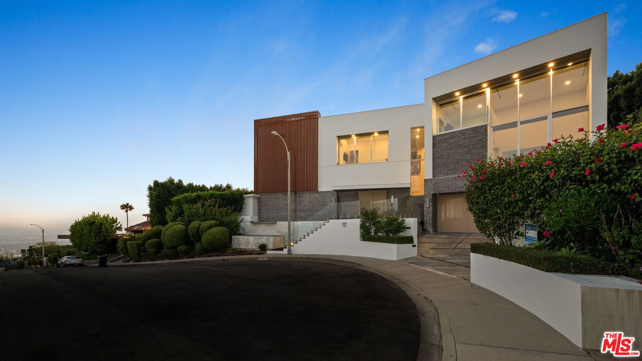 Exterior, Facade, Modern