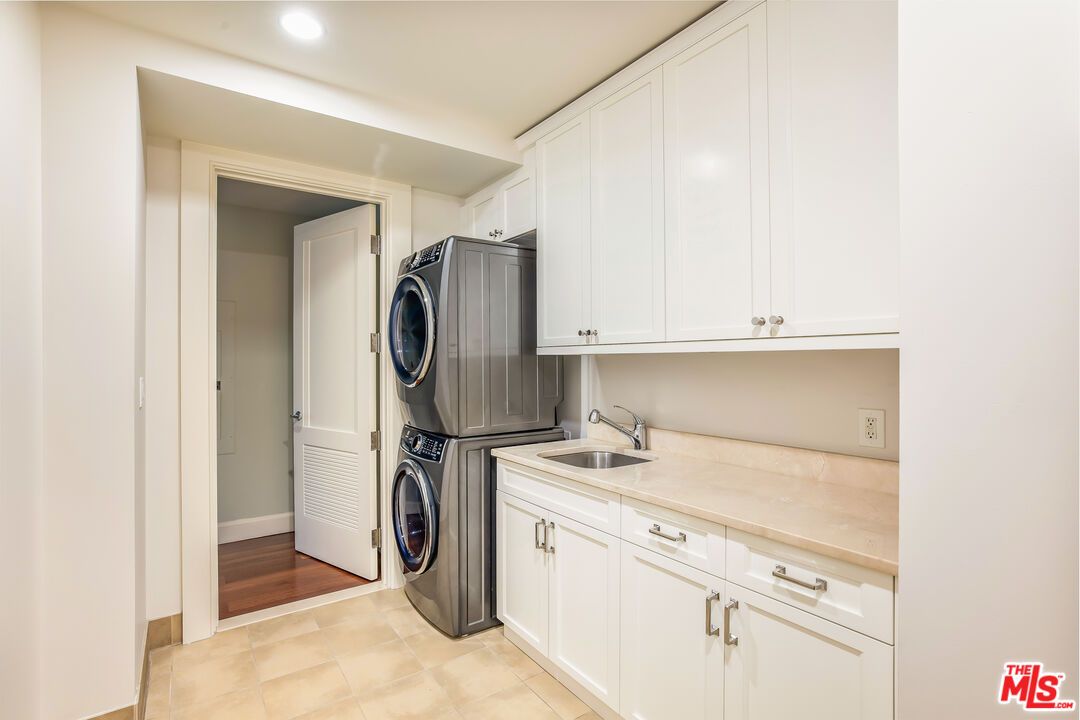 Interior, Recessed Lighting, Washer, Wood Texture Flooring
