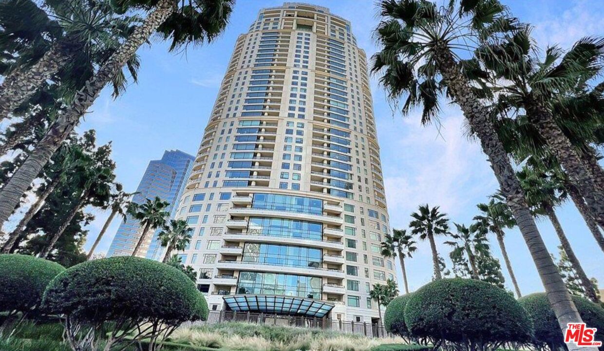 Exterior, Facade, Condo Building