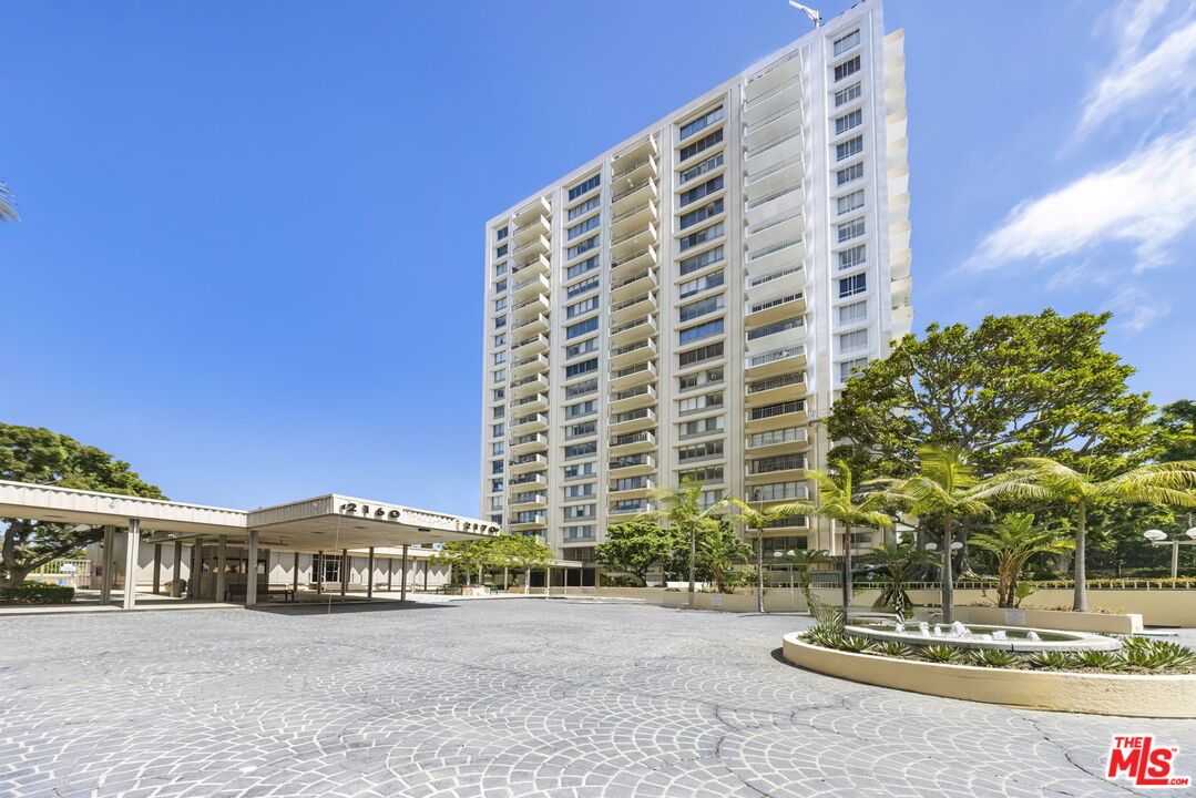 Exterior, Facade, Condo Building