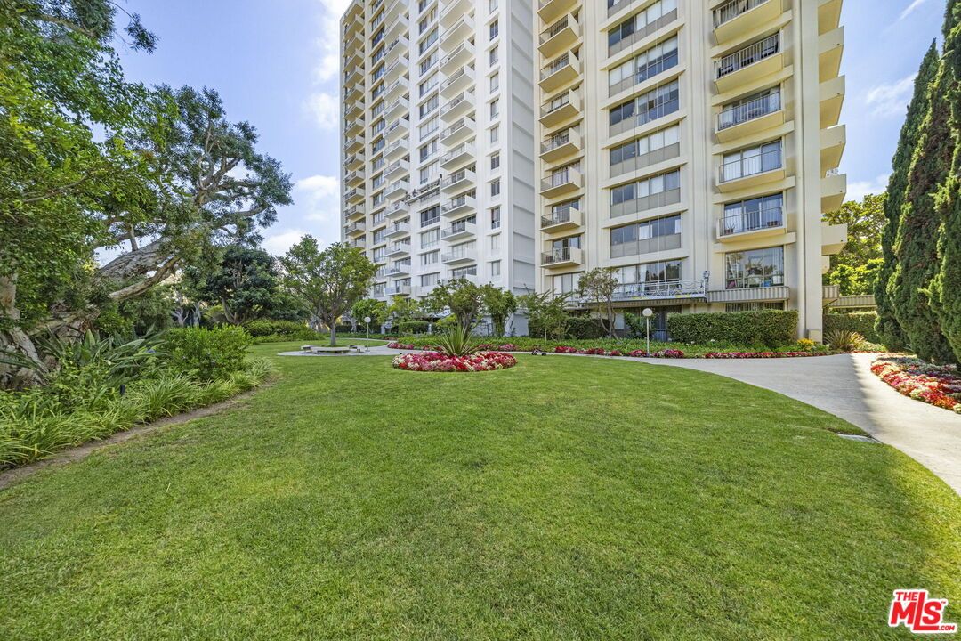Backyard, Exterior, Facade, Condo Building