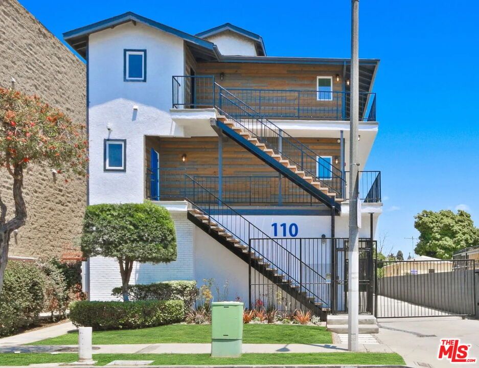 Attached, Exterior, Facade, Modern