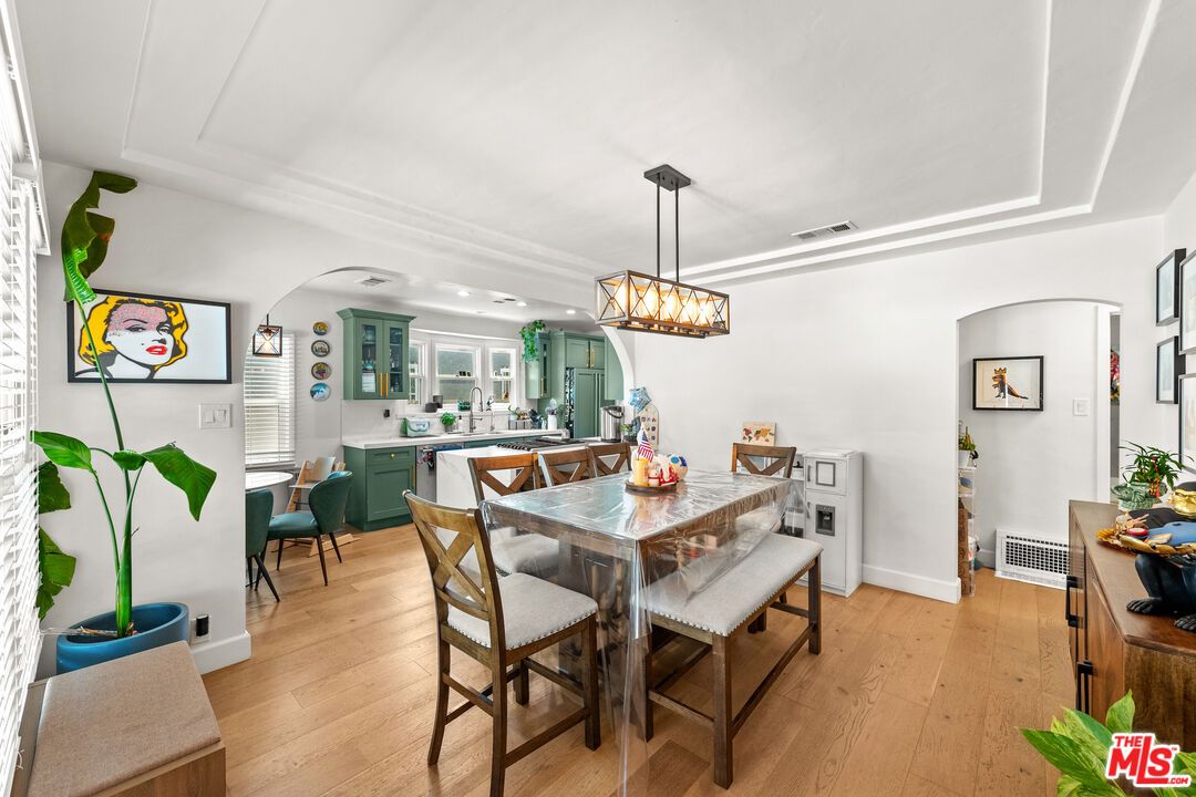 Dining room, Interior, Kitchen, Pendant Lights, Recessed Lighting, Wood Texture Flooring