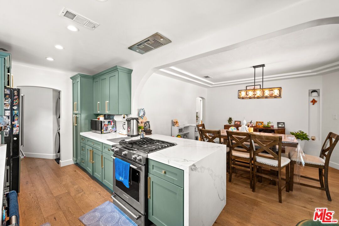Dining room, Interior, Kitchen, Pendant Lights, Recessed Lighting, Wood Texture Flooring