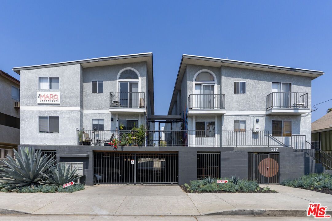 Exterior, Facade, Rowhouse