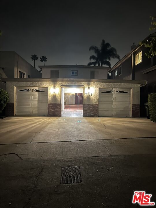 Attached, Exterior, Facade, Modern