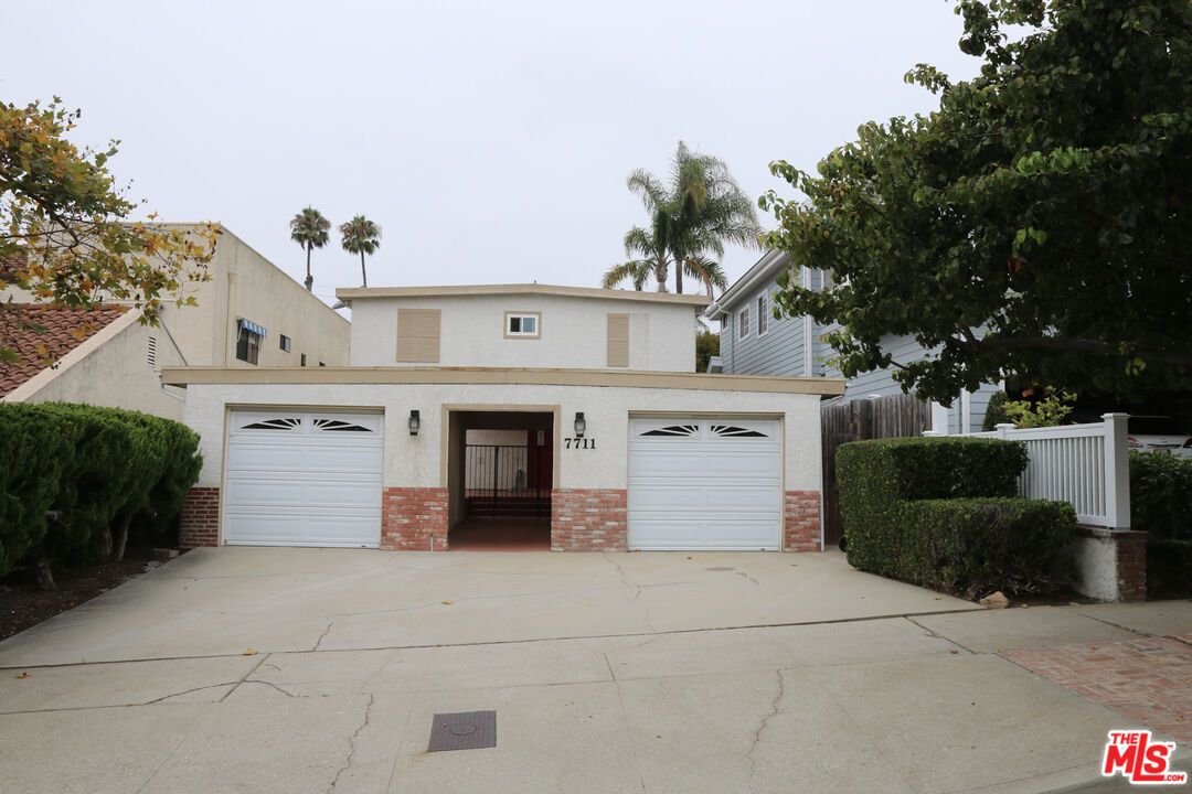 Attached, Exterior, Facade, Brick Facade, Split Level