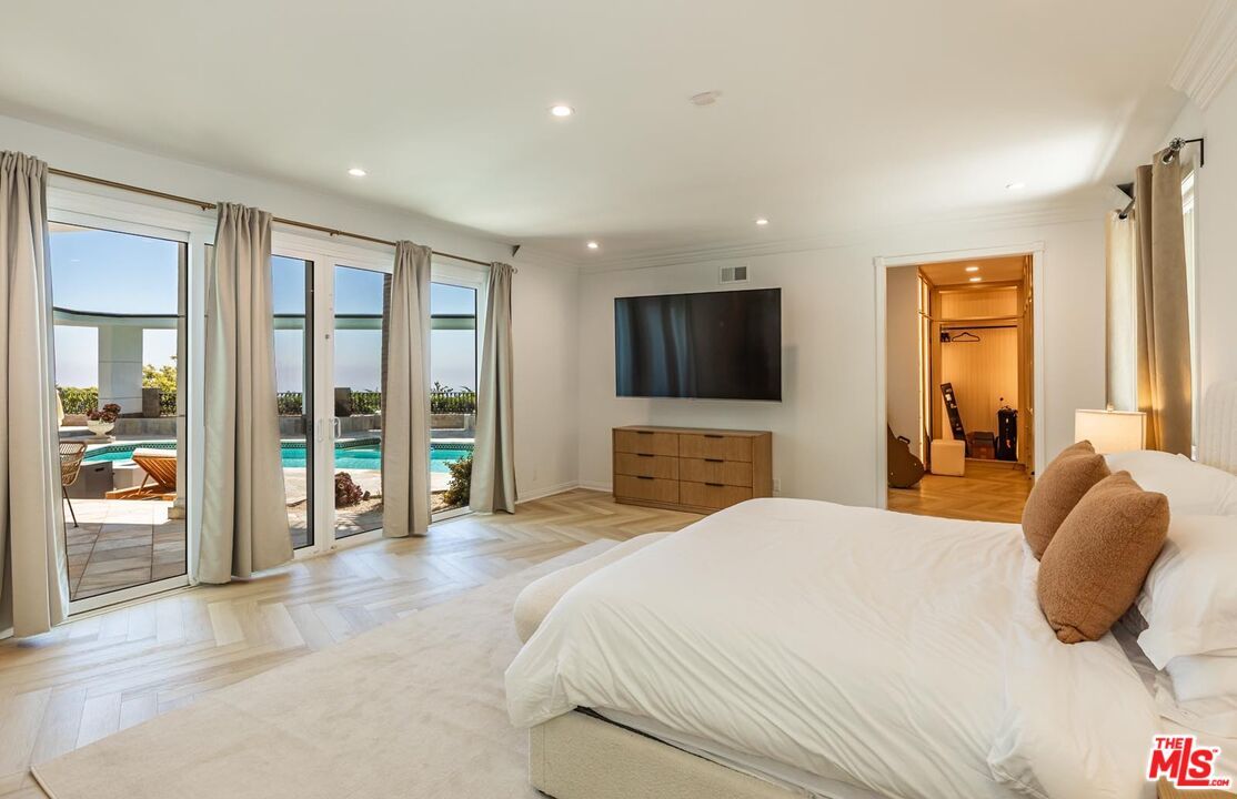 Bedroom, Interior, Recessed Lighting, Water, Wood Texture Flooring