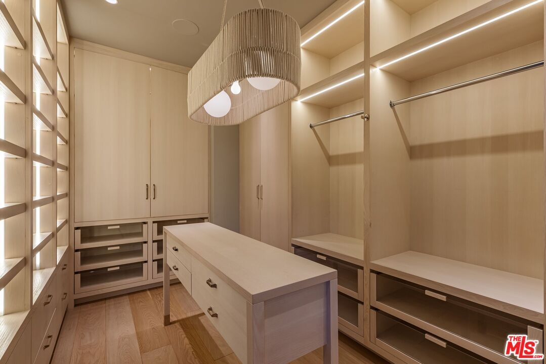 Interior, Pendant Lights, Recessed Lighting, Walk-in Closets, Wood Texture Flooring