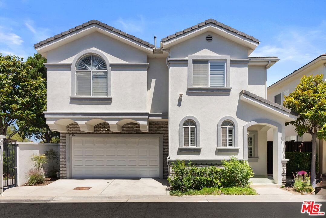 Attached, Exterior, Facade, Mediterranean