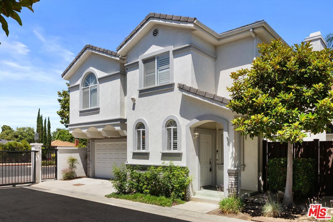 Attached, Exterior, Facade, Mediterranean