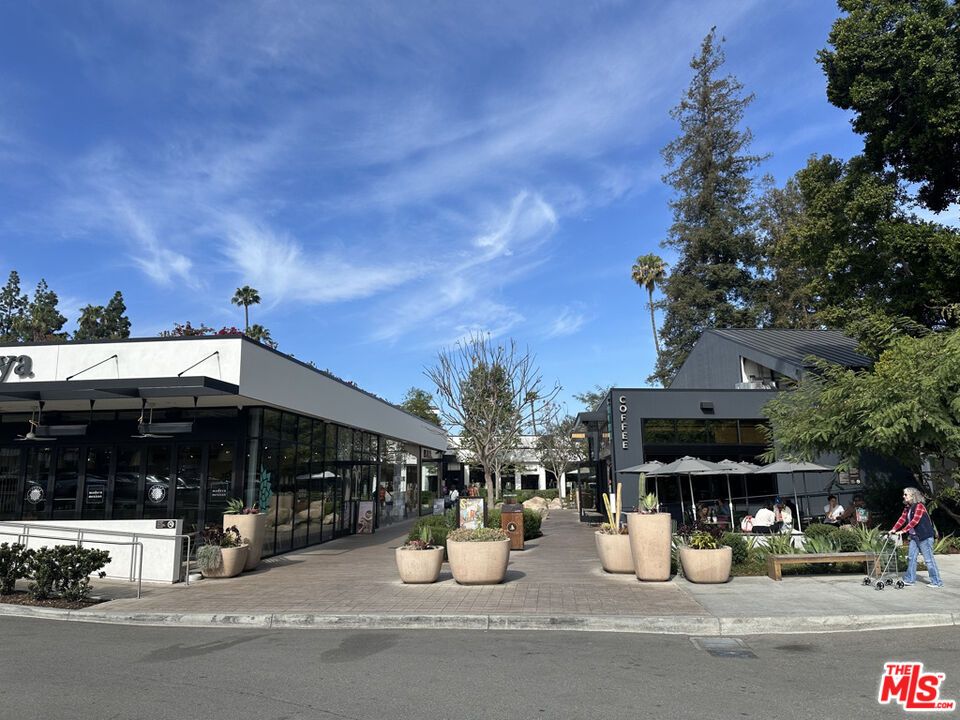 Exterior, Facade, Modern