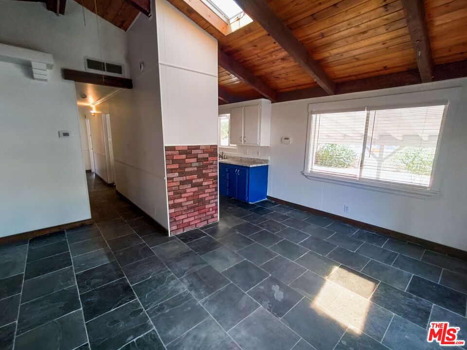 Empty room, Interior, Wooden Beams, Wooden Ceilings