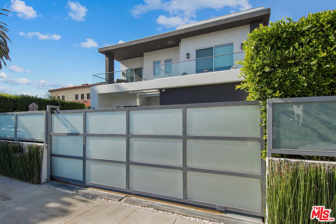 Exterior, Facade, Modern
