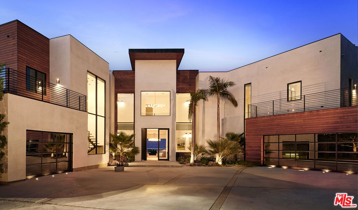 Attached, Exterior, Facade, Modern