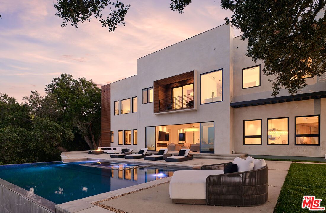 Exterior, Facade, Pool, Modern