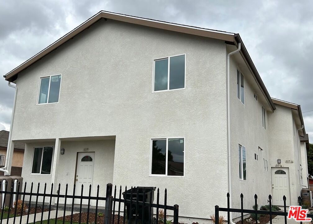 Exterior, Facade, Modern