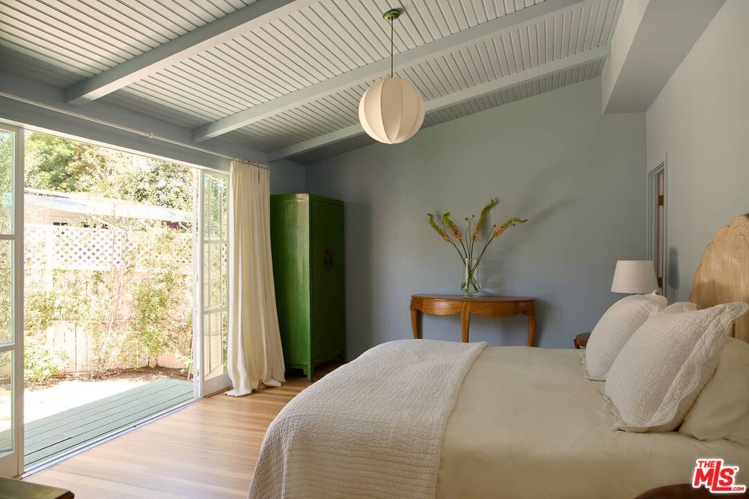 Bedroom, Interior, Pendant Lights, Wood Texture Flooring