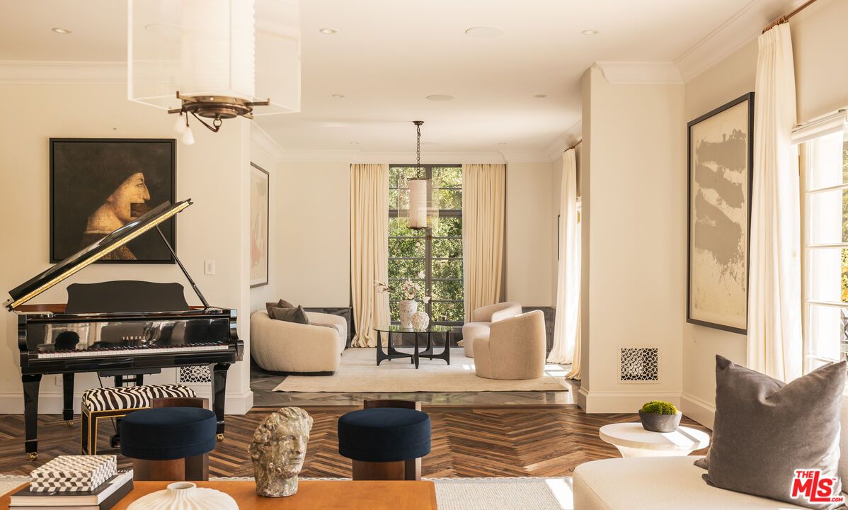 Interior, Living room, Pendant Lights, Piano, Recessed Lighting, Wood Texture Flooring