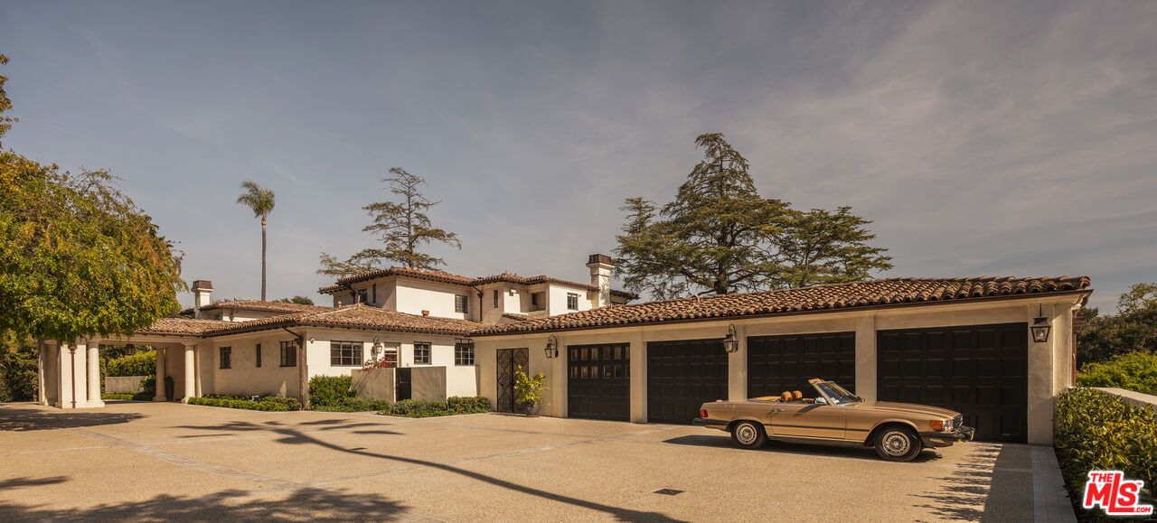 Attached, Exterior, Facade, Mediterranean