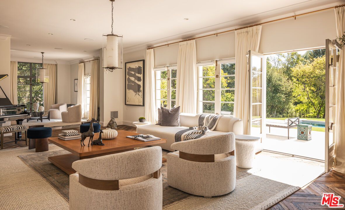 Interior, Living room, Pendant Lights, Piano, Recessed Lighting, Wood Texture Flooring