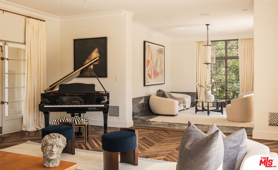 Interior, Living room, Pendant Lights, Piano, Recessed Lighting, Wood Texture Flooring