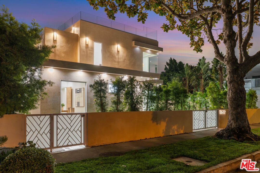 Backyard, Exterior, Facade, Modern