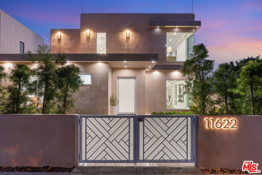 Exterior, Facade, Modern