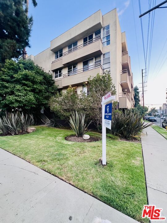 Backyard, Exterior, Facade, Condo Building