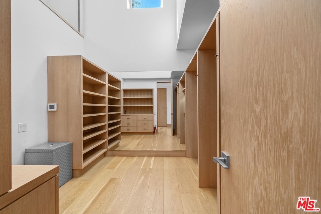 Interior, Walk-in Closets, Wood Texture Flooring