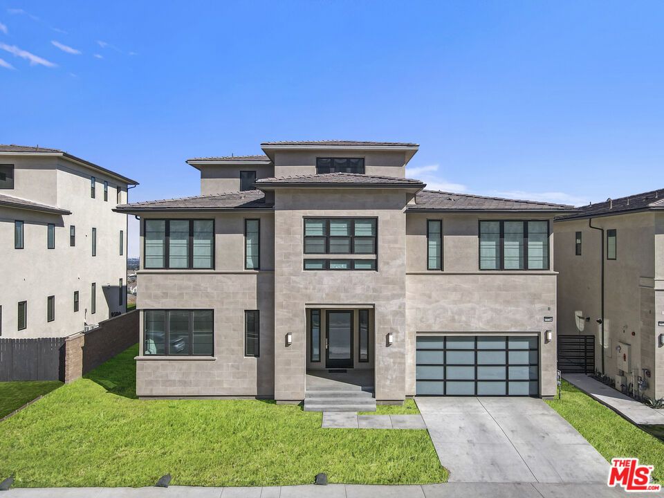 Attached, Exterior, Facade, Modern