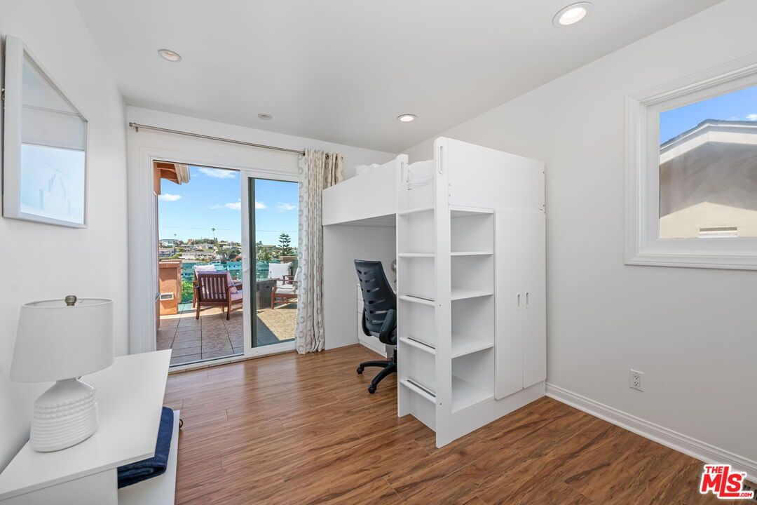 Home Office, Interior, Recessed Lighting, Water, Wood Texture Flooring