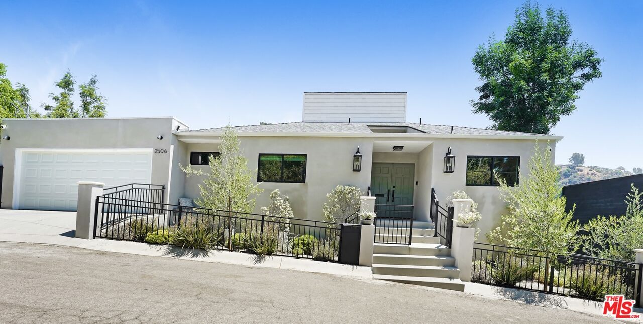 Attached, Exterior, Facade, Modern
