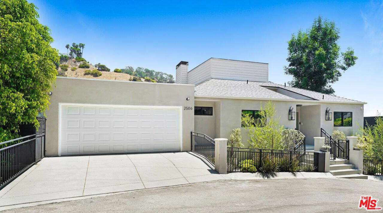 Attached, Exterior, Facade, Modern
