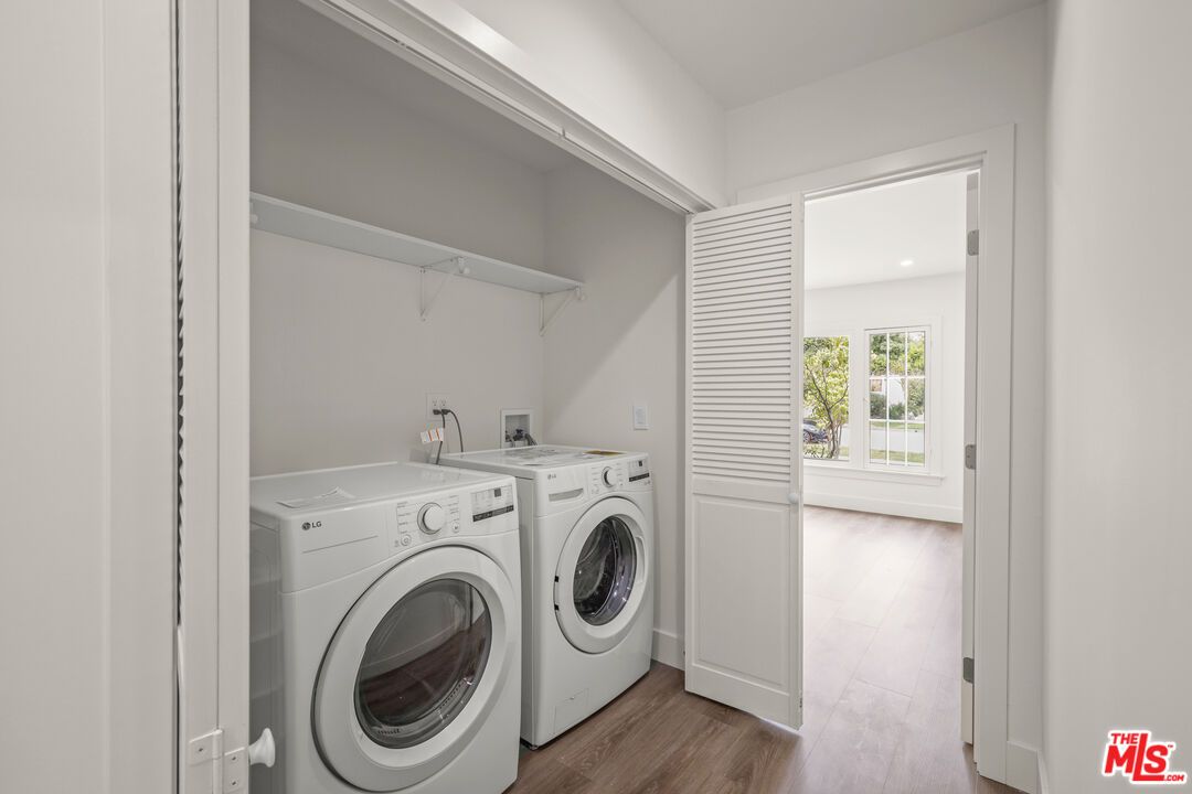 Interior, Recessed Lighting, Washer, Wood Texture Flooring