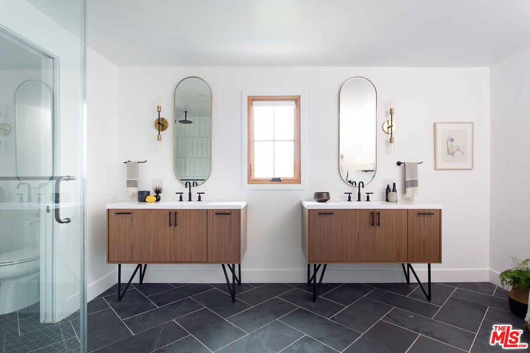 Bathroom, Dual Sink Vanities, Interior