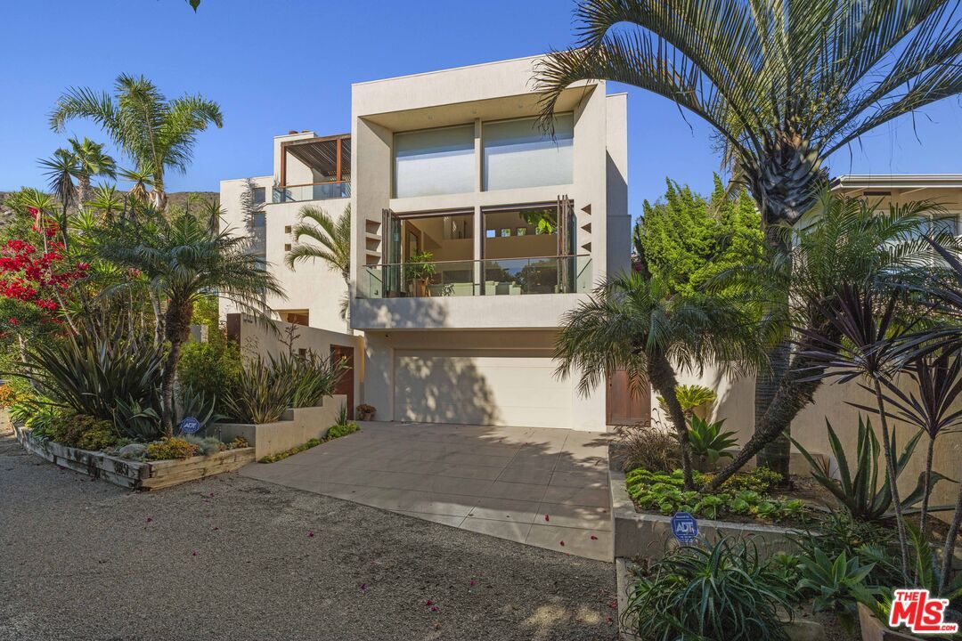 Attached, Exterior, Facade, Modern