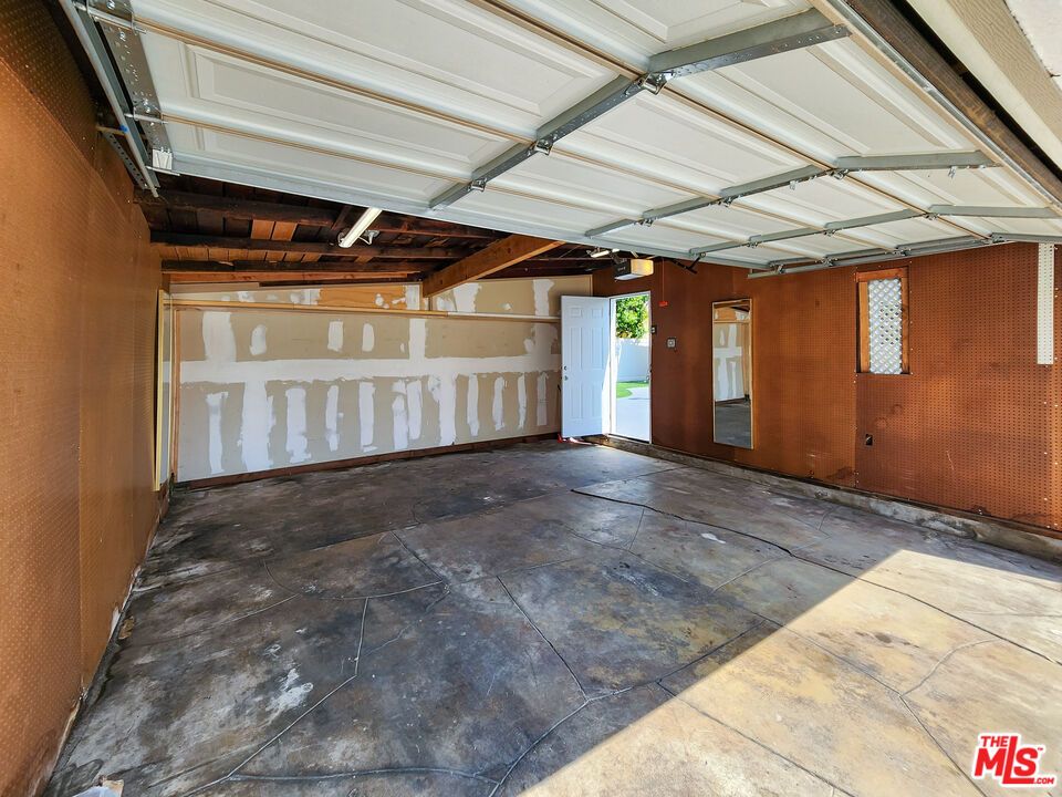 Garage, Interior